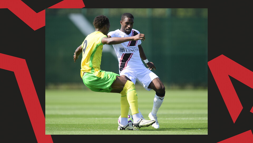 Tendayi Darikwa tackles for the ball
