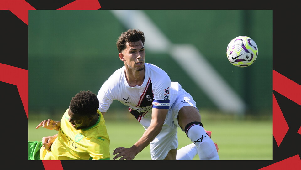 Lewis Montsma challenges for the ball