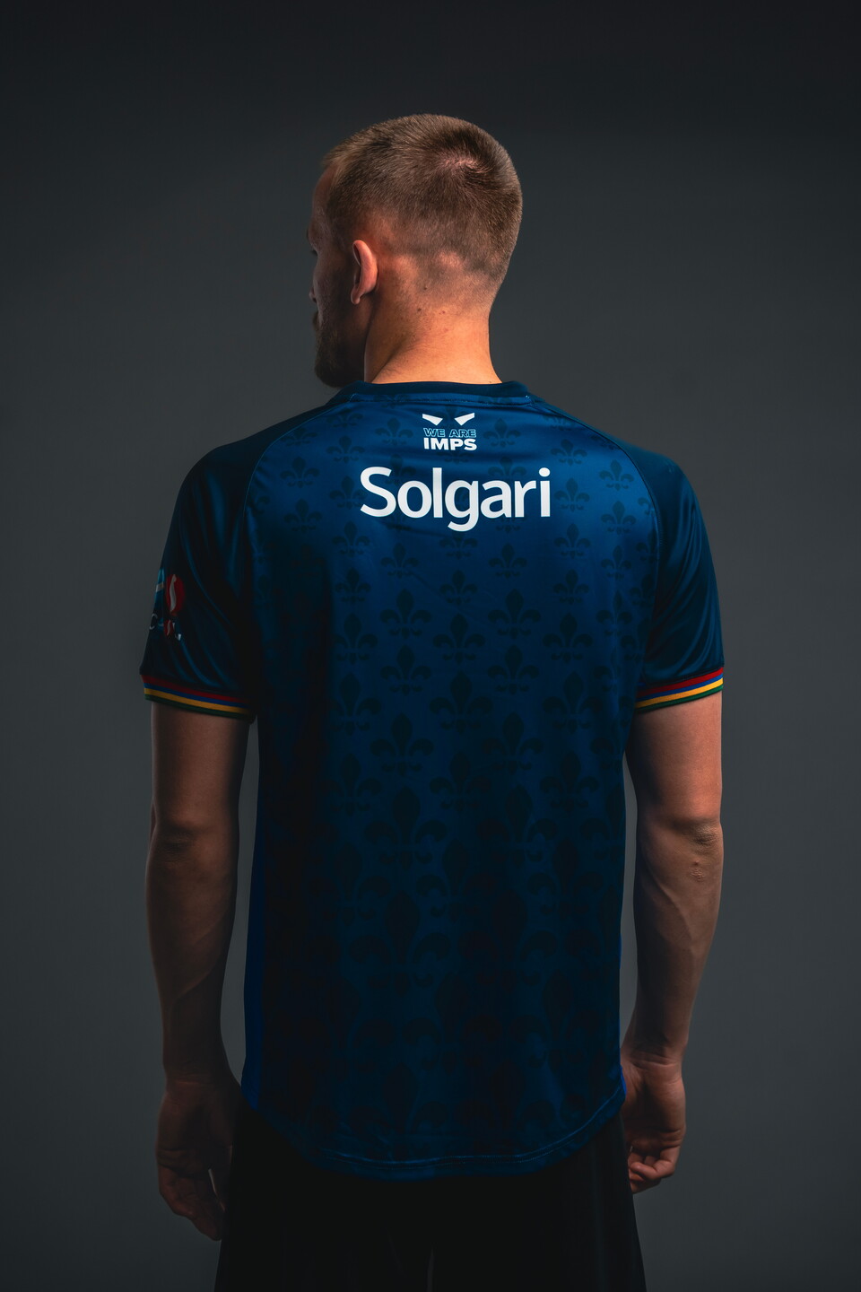 The back of a blue shirt with solgari written on it