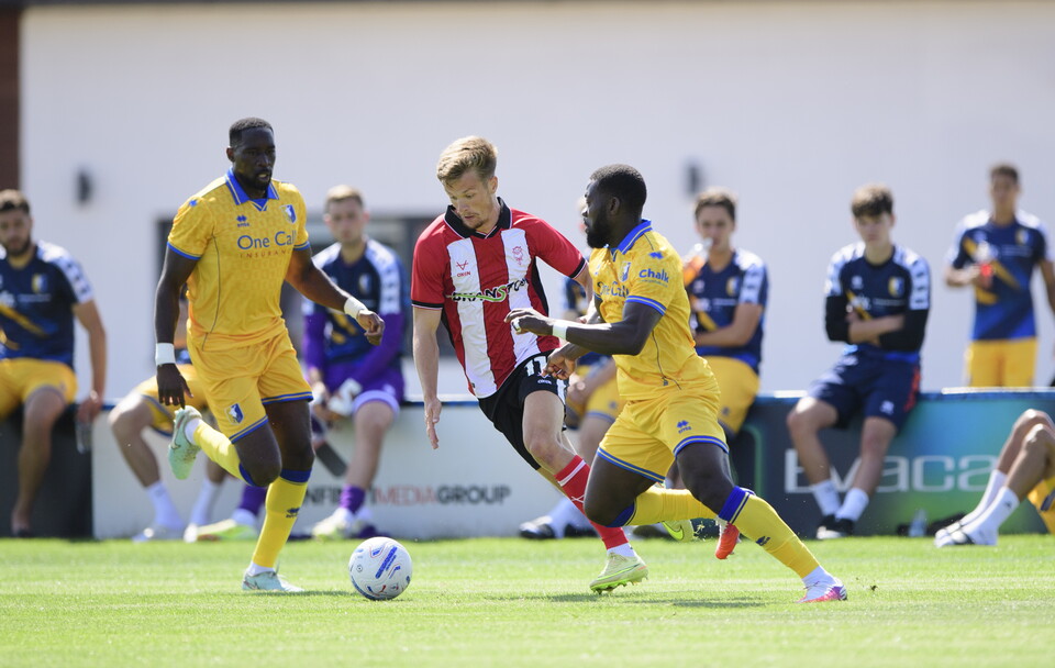Oscar Thorn runs with the ball