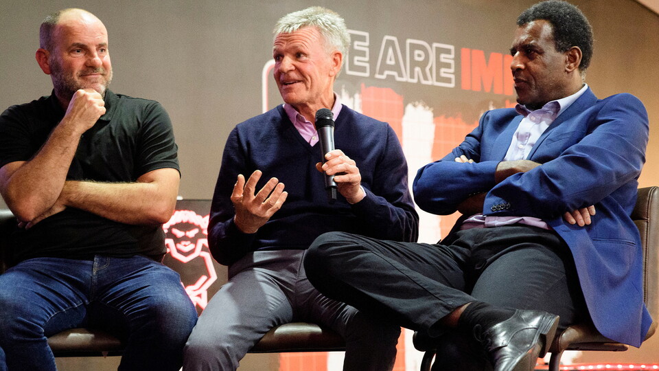 Gordon Simmonite (centre)