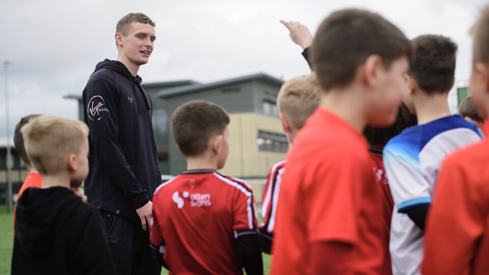 Ethan Hamilton talking to kids at an AET masterclass