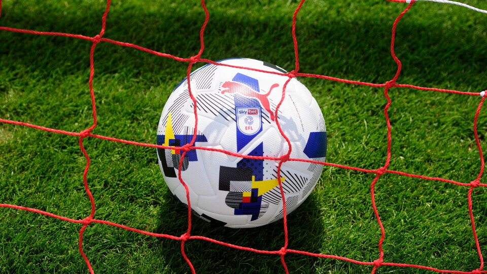 A photograph of an EFL football.