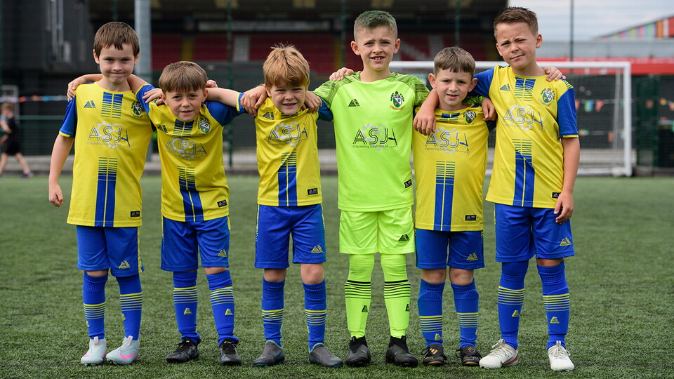 Market Rasen Football U9s pose for a group photo ahead of their Ultimate Matchday Experience against Reading