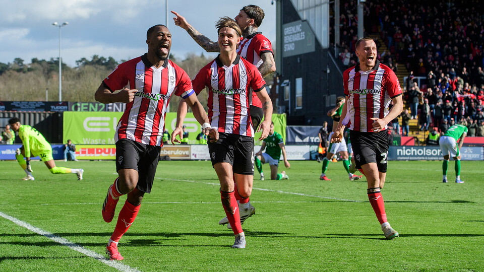 Tendayi Darikwa celebrates against Stockport County