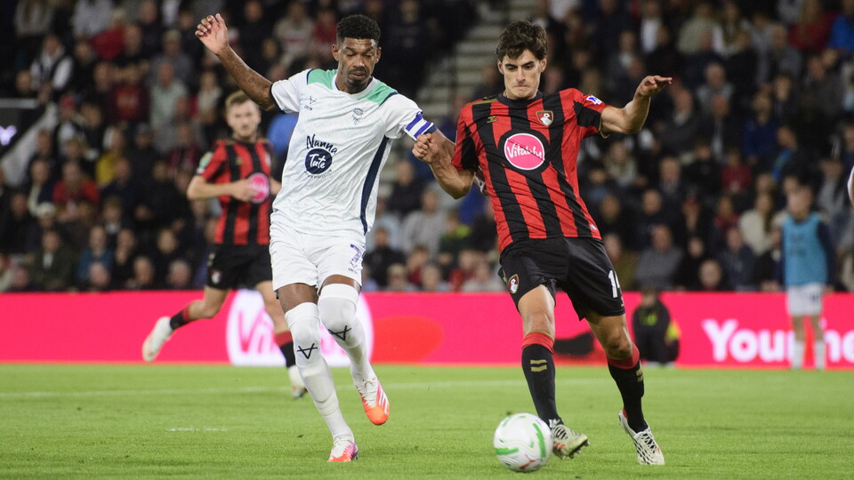 Reeco Hackett battles for the ball