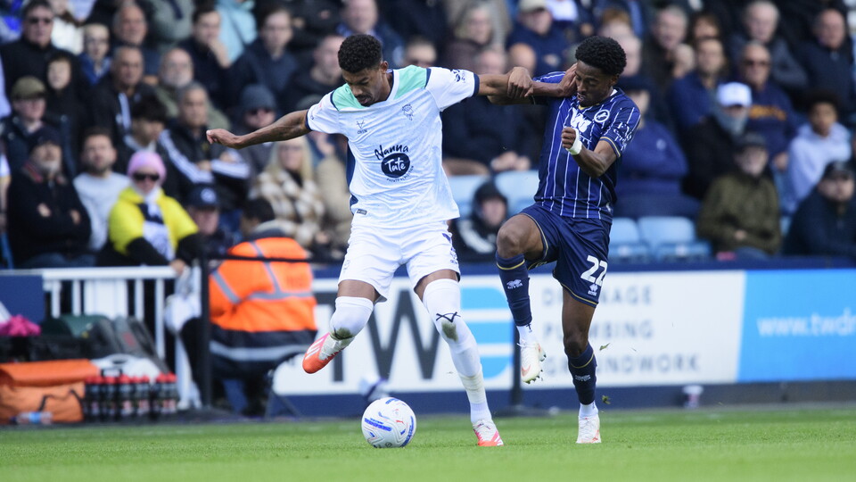 Reeco Hackett challenges for the ball